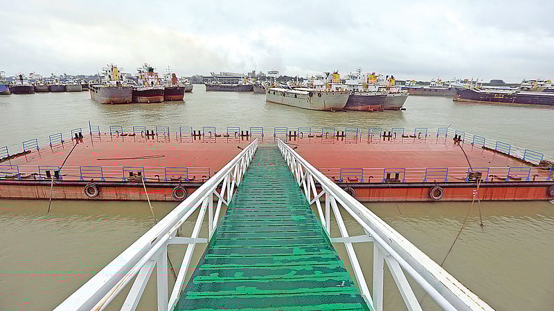 অক্টোবরে চালু হচ্ছে ওয়াটার বাস। চট্টগ্রাম বিমানবন্দর এলাকায় কর্ণফুলী নদীতে বানানো হয়েছে টার্মিনাল। গত রোববার বিকেল সাড়ে চারটায় নেভাল রোডে। প্রথম আলো