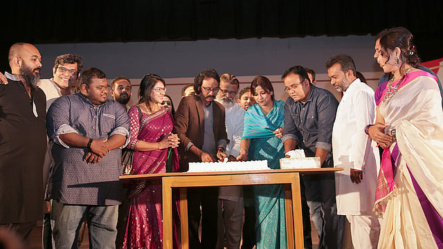 বাংলাদেশ শিশু একাডেমি মিলনায়তনে বর্তমান কমিটির অভিষেক অনুষ্ঠানে কেক কাটেন তৎকালীন তথ্য প্রতিমন্ত্রী তারানা হালিম। ছবি: প্রথম আলো