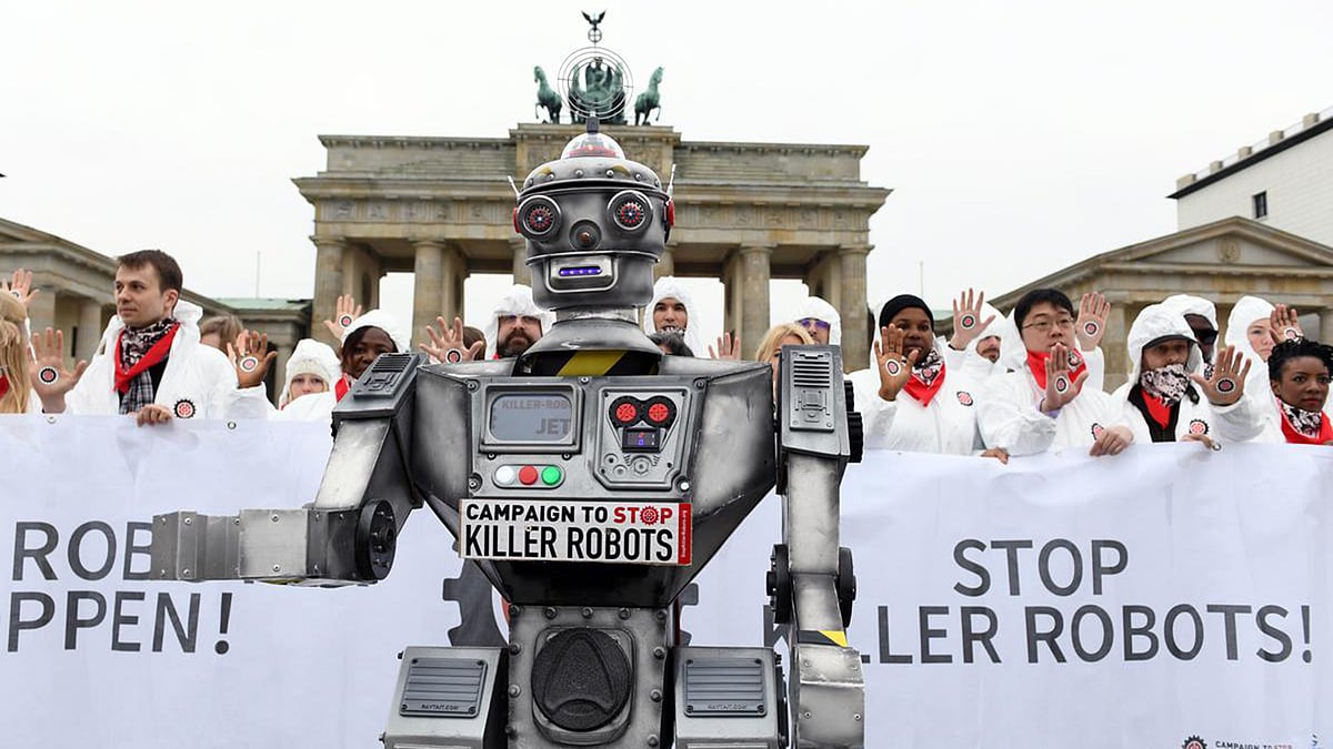 রোবট সৈনিকের সম্ভাব্য বিপদ সম্পর্কে বিশ্ববাসীকে সজাগ করছেন সুস্থ চিন্তার মানুষ। ছবি: রয়টার্স