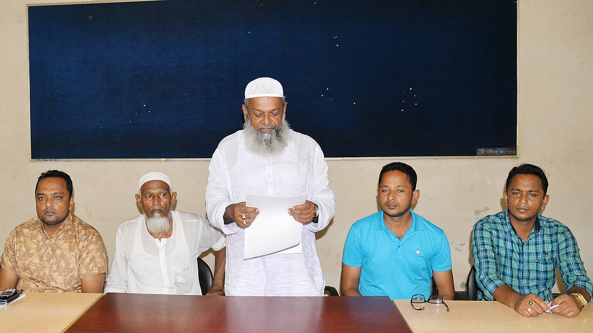 ছাত্রদলের কেন্দ্রীয় সভাপতি পদপ্রার্থী রওনকুল ইসলামের বাবা রফিকুল ইসলামের সংবাদ সম্মেলন। যশোর প্রেসক্লাব, ১১ সেপ্টেম্বর। ছবি: এহসান-উদ-দৌলা