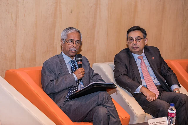 সেমিনারে হাইকমিশনার মো. মোস্তাফিজুর রহমান প্রবন্ধ উপস্থাপন করেন