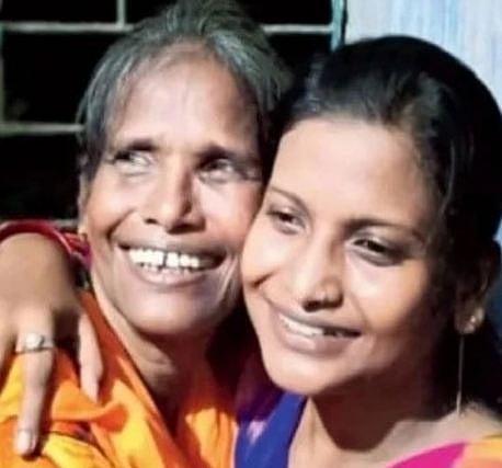 মেয়ে এলিজাবেথ সাথী রায়ের সঙ্গে রানু মণ্ডল। ছবি: ইনস্টাগ্রাম