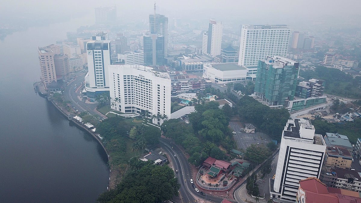 ধোঁয়াশায় আচ্ছন্ন শহর। গতকাল মালয়েশিয়ার বর্নিও দ্বীপের সারাওয়াক রাজ্যের রাজধানী খুচিংয়ে। ছবি: এএফপি
