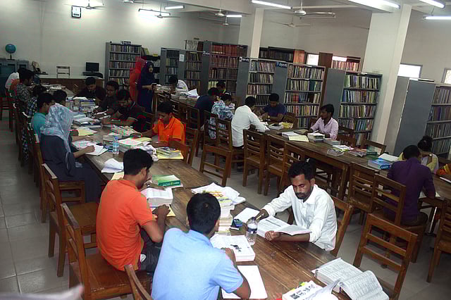 নানান বয়সরে পাঠকরে আগমন হয় গ্রন্থাগারে। ছবি: আনোয়ার হোসেন।