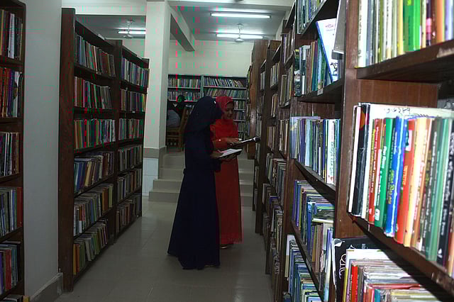 নিঃশব্দে চলছে পড়াশোনা। ছবি: আনোয়ার হোসেন।