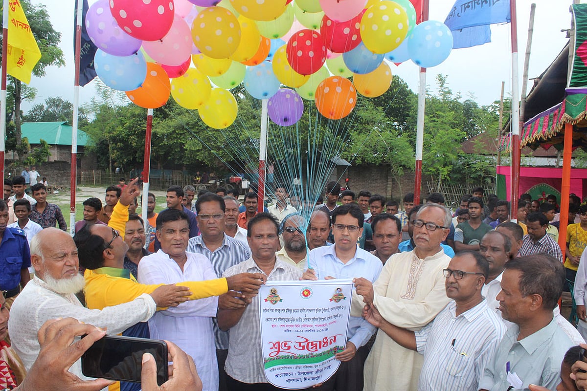 দিনাজপুরের খানসামা উপজেলায় জাতির পিতা বঙ্গবন্ধু শেখ মুজিবুর রহমান জাতীয় গোল্ডকাপ ফুটবল টুর্নামেন্ট উদ্বোধন করা হয়েছে। ছবি: নুরনবী ইসলাম