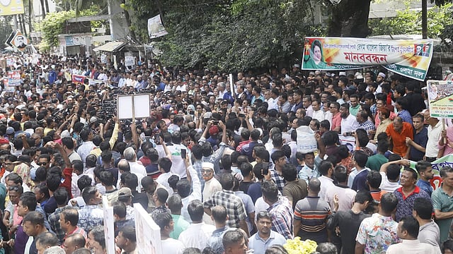 দলের চেয়ারপারসন খালেদা জিয়ার মুক্তির দাবিতে বিএনপির মানববন্ধন কর্মসূচি। জাতীয় প্রেসক্লাবের সামনে, ঢাকা, ১১ সেপ্টেম্বর। ছবি: তানভীর আহমেদ