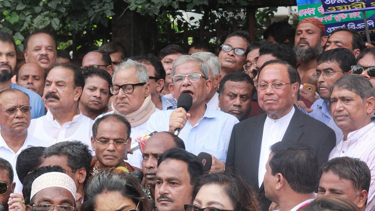 রাজধানীর জাতীয় প্রেসক্লাবের সামনে মানববন্ধনে বক্তব্য দিচ্ছেন বিএনপির মহাসচিব মির্জা ফখরুল ইসলাম আলমগীর। ছবি: প্রথম আলো