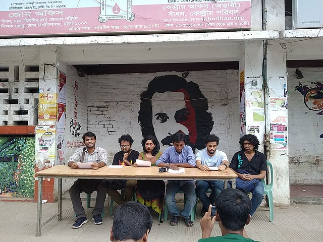 সংবাদ সম্মেলন করে চিরকুটের মাধ্যমে অবৈধভাবে ভর্তি হয়ে ডাকসুতে নির্বাচিত ব্যক্তিদের পদত্যাগ দাবি করেন বামপন্থী কয়েকটি ছাত্রসংগঠনের নেতা-কর্মী ও সাধারণ শিক্ষার্থী একটি অংশ। সঞ্জীব চত্বর, টিএসসি, ঢাবি, ১১ সেপ্টেম্বর। ছবি: আসিফ হাওলাদার