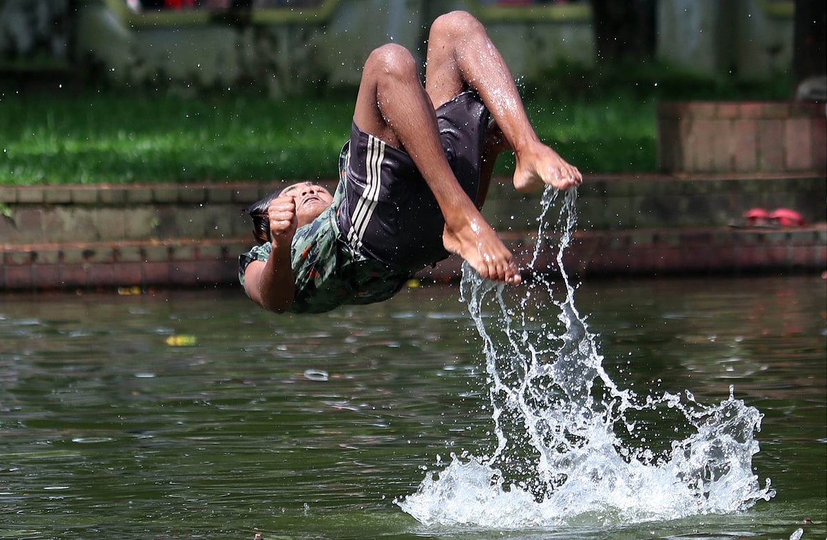 নানান ভঙ্গিতে পানিতে নামা