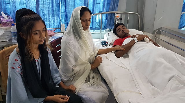 ঢাকার শ্যামলীর ট্রমা সেন্টারে চিকিৎসাধীন ইয়াসির আলভী। পাশে বসে তাঁর মা ও ছোট বোন। ছবি: আনিসুল হক