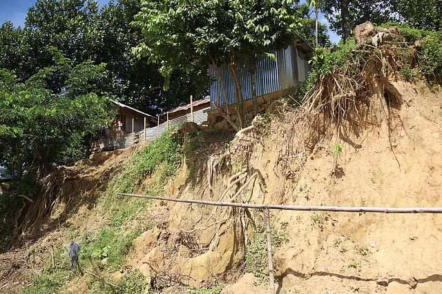 পাহাড় কাটার ফলে ঝুঁকিতে পড়েছে বসতবাড়ি।