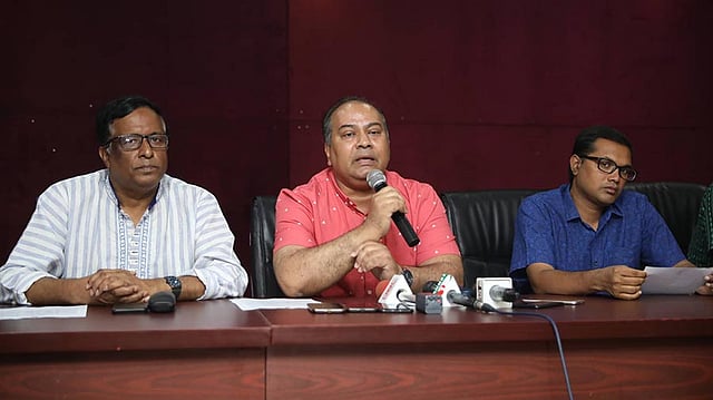 ঢাকা বিশ্ববিদ্যালয়ের ডাকসুর ৮ নেতাসহ ৩৪ শিক্ষার্থীর ভর্তিতে অনিয়ম নিয়ে প্রথম আলোতে প্রকাশিত সংবাদের ব্যাখ্যা দিতে মঙ্গলবার সংবাদ সম্মেলন করেন বিশ্ববিদ্যালয়ের বিজনেস স্টাডিজ অনুষদের ডিন শিবলী রুবাইয়াতুল ইসলাম। ছবি: আবদুস সালাম