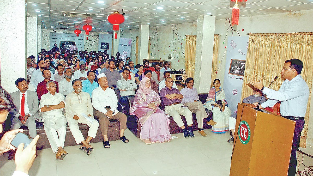 আইপিডিসি-প্রথম আলো প্রিয় শিক্ষক সম্মাননা উপলক্ষে আয়োজিত সুধী সমাবেশে বক্তব্য দেন কুমিল্লা বিশ্ববিদ্যালয়ের উপাচার্য এমরান কবির চৌধুরী। গতকাল কুমিল্লা ক্লাবে। ছবি: প্রথম আলো