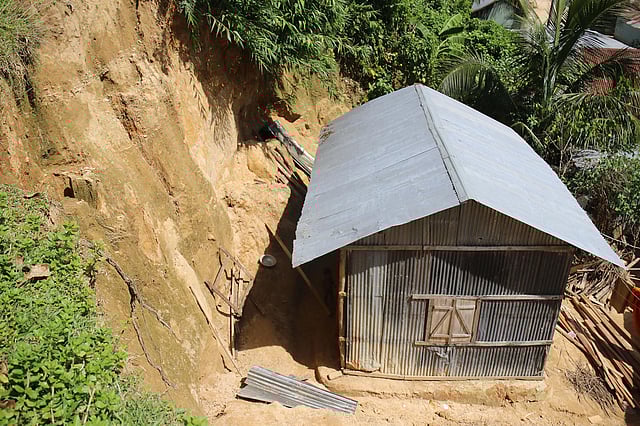 পাহাড় কেটে বানানো হয়েছে বসতবাড়ি।