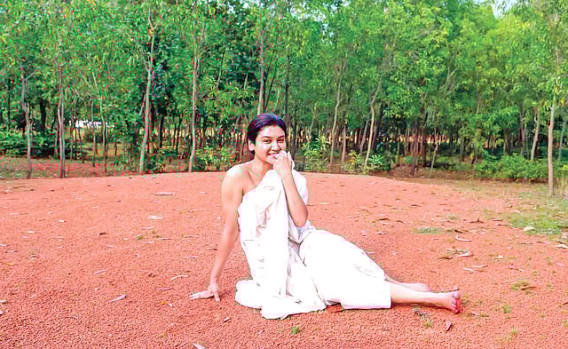 ভূতপরী ছবির শুটিংয়ের ফাঁকে জয়া আহসান। ছবি: সংগৃহীত