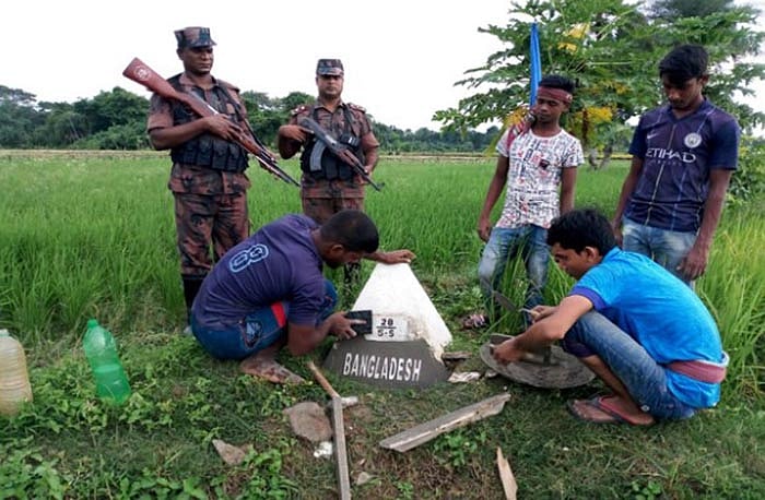 বাংলাদেশের ‘সীমান্ত পিলার’ থেকে পাকিস্তান ও পাক লেখা মুছে ফেলে বাংলাদেশ/বিডি লেখা হয়েছে। ছবি: বিজিবির সৌজন্য