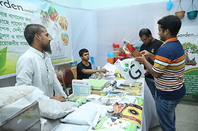 সার এবং বনসাই পরিচর্যার নানা সরঞ্জাম পাওয়া যাচ্ছে।