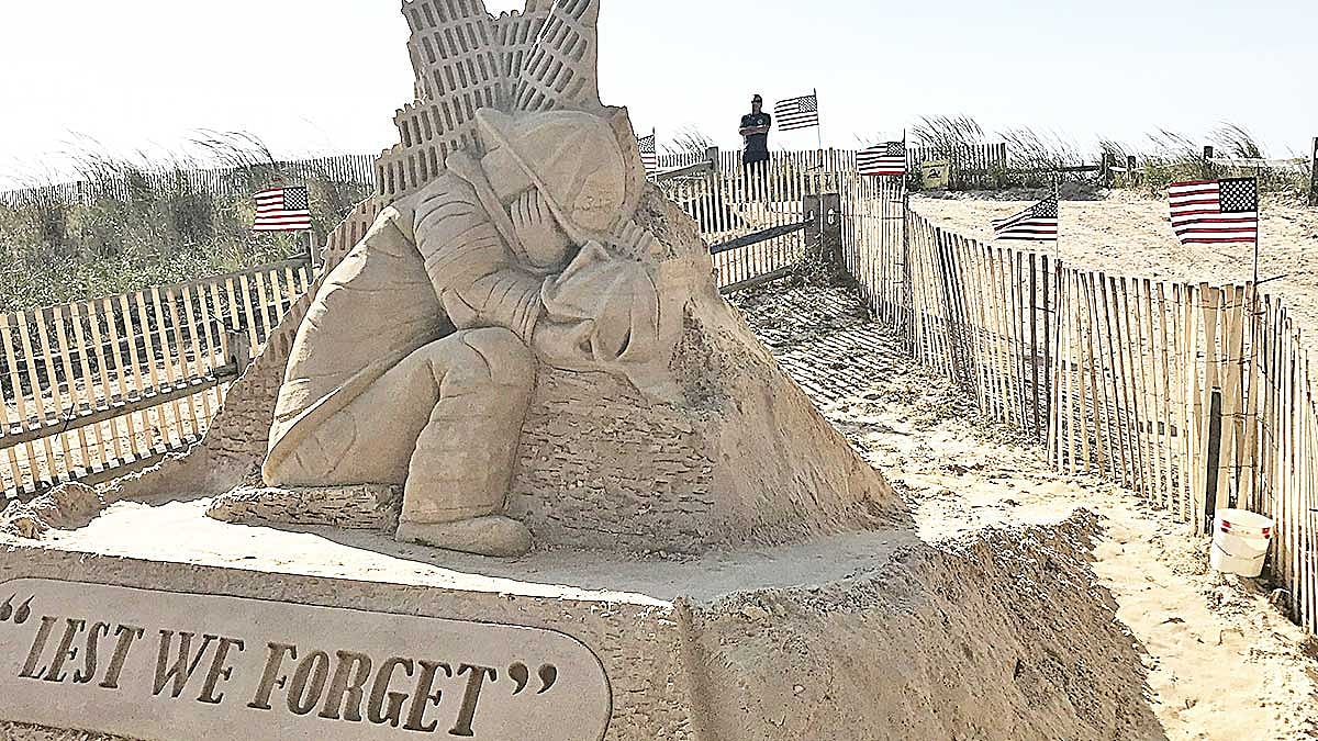 ২০০১ সালের ১১ সেপ্টেম্বর সন্ত্রাসী হামলায় নিহতদের স্মরণে নির্মিত বালির ভাস্কর্য।