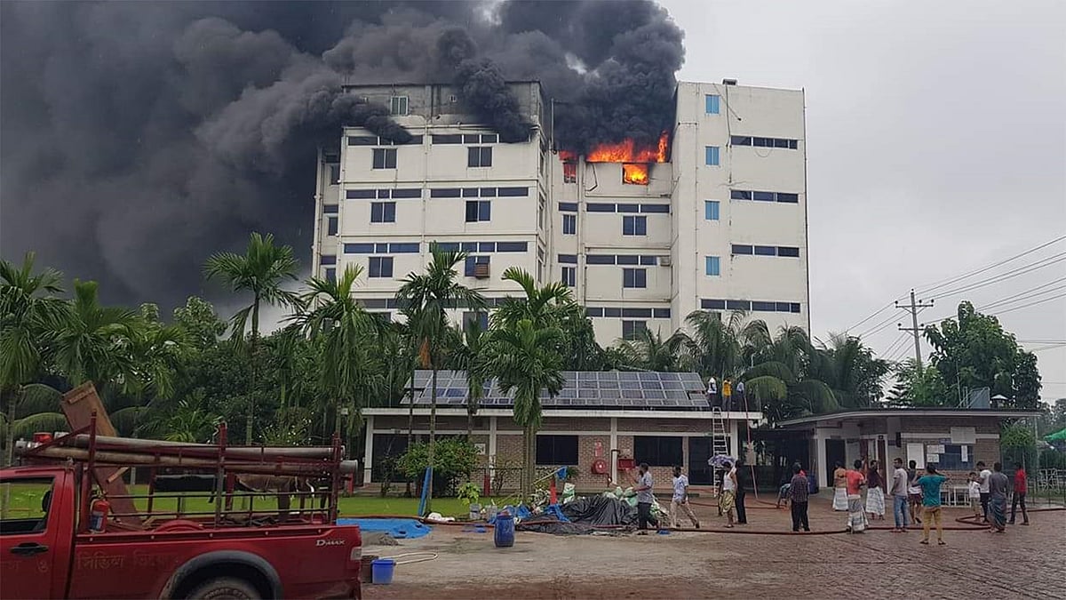 গাজীপুরে মিনিস্টার-মাইওয়ান ইলেকট্রনিকের কারখানায় আজ শুক্রবার সকালে আগুন লাগে। ছবি: প্রথম আলো