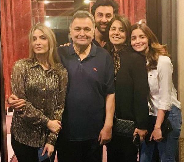 যুক্তরাষ্ট্রে ঋষি কাপুরের চিকিৎসার ফাঁকে তাঁর পরিবারের সঙ্গে আলিয়া ভাট। ছবি: নীতু কাপুরের ইনস্টাগ্রাম পেজ থেকে নেওয়া