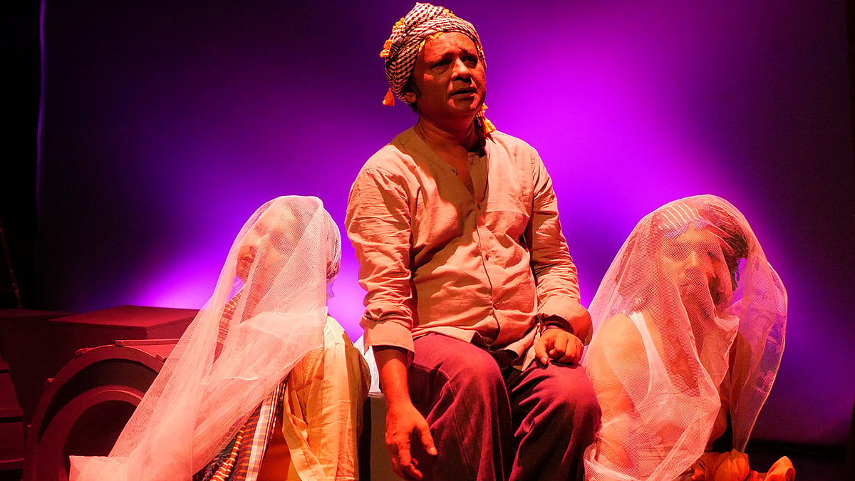 ‘পুলসিরাত’ নাটকের দৃশ্যে আজাদ আবুল কালাম। ছবি: প্রাচ্যনাট