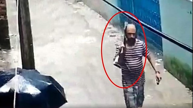 অস্ত্র হাতে লিটন খান। ছবি: সংগৃহীত