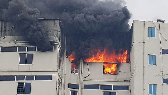 গাজীপুরে মিনিস্টার-মাইওয়ান ইলেকট্রনিকের কারখানায় আজ শুক্রবার সকালে আগুন লাগে। ছবি: প্রথম আলো