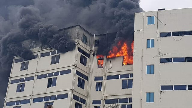 গাজীপুরে মিনিস্টার-মাইওয়ান ইলেকট্রনিকের কারখানায় আজ শুক্রবার সকালে আগুন লাগে। ছবি: প্রথম আলো