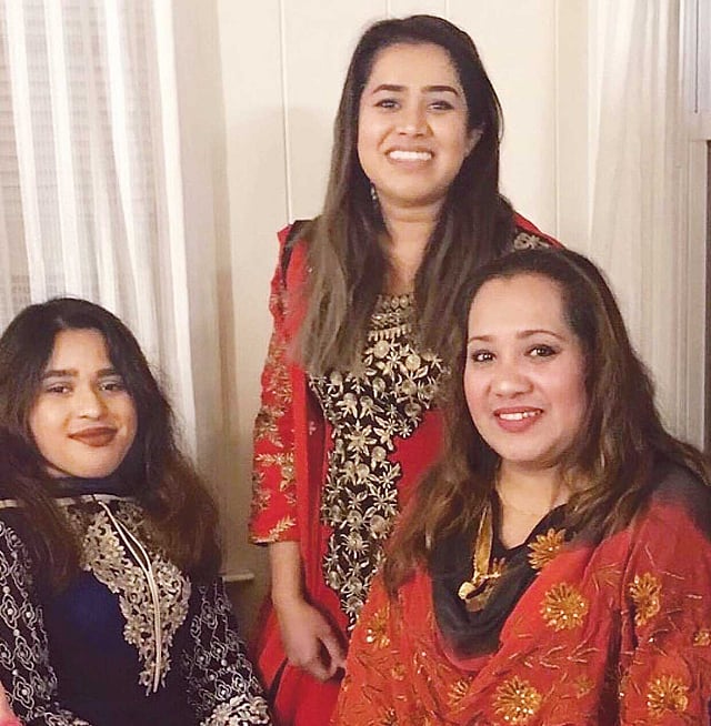 বড় মেয়ে রুবিয়াত তাজরিন ও ছোট মেয়ে সাবরিনা রওশিয়ার সঙ্গে লেখক