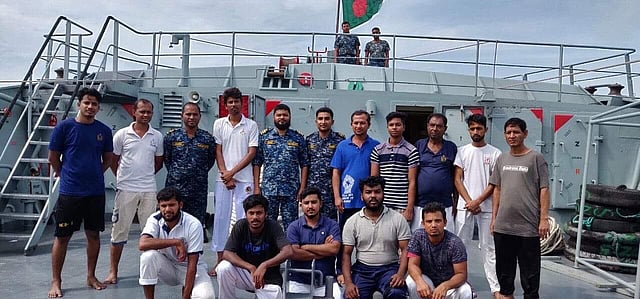 রাবনাবাদ চ্যানেলের মোহনা সংলগ্ন বঙ্গোপসাগরে ডুবে যাওয়া কার্গো জাহাজ এম ভি গলফ আরগোর এর ১৪ নাবিককে উদ্ধার করা হয়। ছবি: আইএসপিআরের সৌজন্যে