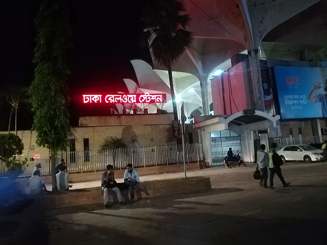 রাতে ঢাকার কমলাপুর রেলওয়ে স্টেশন। ১২ সেপ্টেম্বর। ছবি: হাবিব রহমান