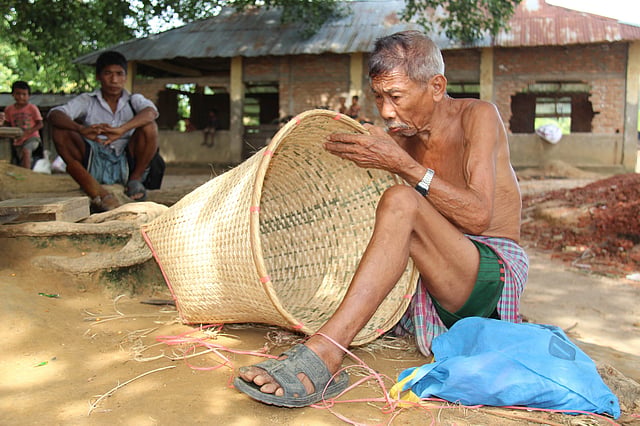 বাঁশ ও বেত দিয়ে খালুং তৈরি করছেন স্থানীয় শ্রমিক