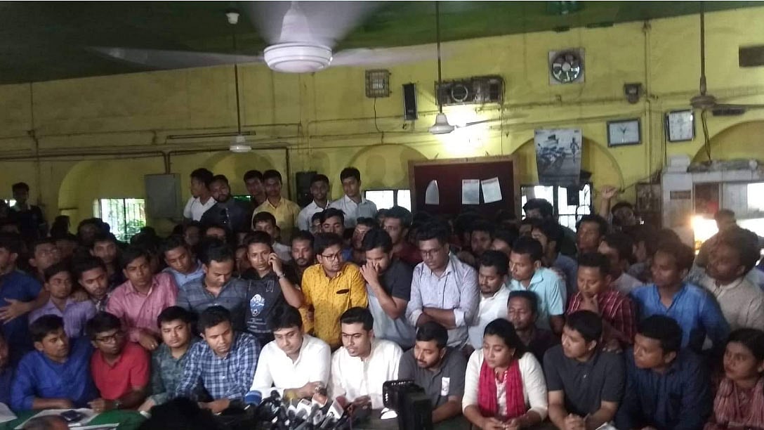মধুর ক্যানটিনে সাংবাদিকদের মুখোমুখি আল নাহিয়ান খান ও লেখক ভট্টাচার্য। ছবি: প্রথম আলো