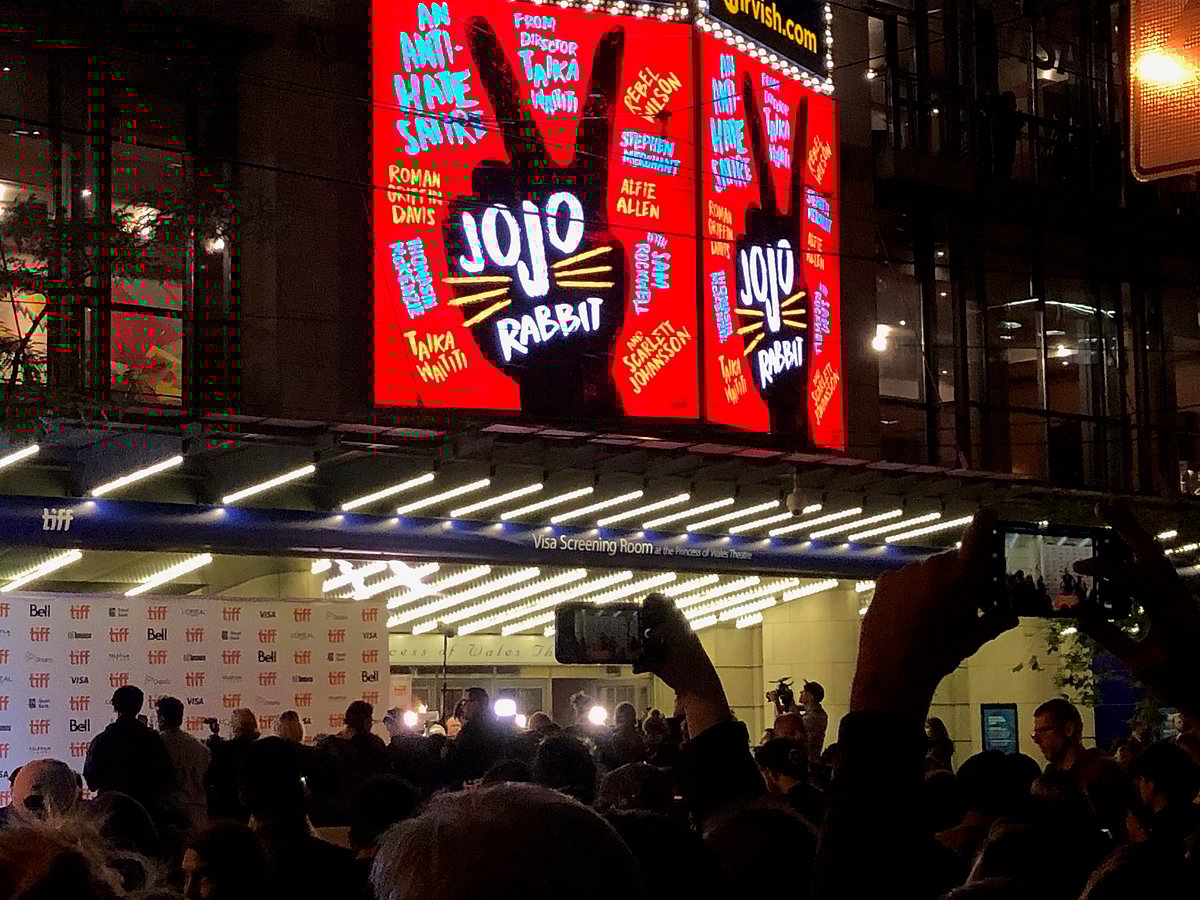 ‘জো জো র‌্যাবিট’ ছবির উদ্বোধনী প্রদর্শনীর আগে বাইরে উৎসুক দর্শক। ছবি: প্রথম আলো