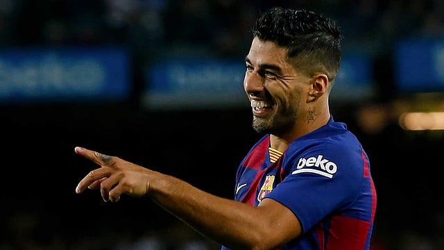 ফাতির বদলি হিসেবে মাঠে নেমে জোড়া গোল করেন সুয়ারেজ। ছবি: এএফপি