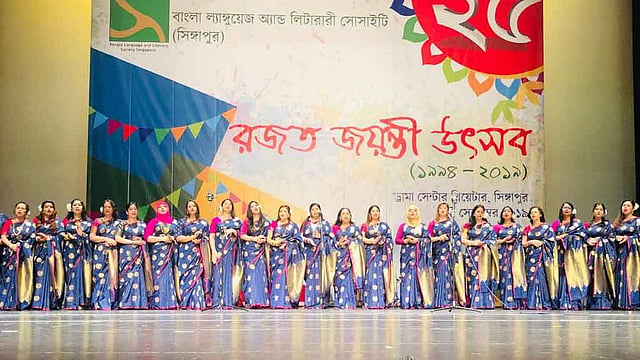 সাংস্কৃতিক অনুষ্ঠানে স্থানীয় শিল্পী ও স্কুলের শিক্ষার্থীদের পরিবেশনা উপস্থিত দর্শক-শ্রোতাদের মুগ্ধ করে