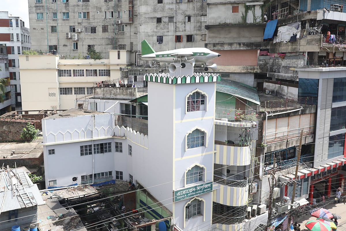 শহীদজননী জাহানারা ইমাম সরণিতে এরোপ্লেন মসজিদ। ঢাকা, ১৫ সেপ্টেম্বর। ছবি: আবদুস সালাম