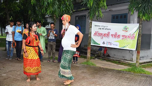 গত শুক্রবার বিকেল ৫টায় দিনাজপুর বন্ধুসভা ডেঙ্গু প্রতিরোধে ও সচেতনতায় বিখ্যাত লোকসংগীত গম্ভীরার আয়োজন করে।