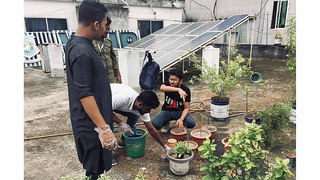 পরিষ্কার–পরিচ্ছন্ন ও ডেঙ্গুমুক্ত ক্যাম্পাস রাখতে ১৩ সেপ্টেম্বর ওয়ার্ল্ড ইউনিভার্সিটি ধানমন্ডি ও পান্থপথ ক্যাম্পাসের ছাদ, আঙিনা ও আশপাশের রাস্তা পরিষ্কার করে ওয়ার্ল্ড ইউনিভার্সিটি বন্ধুসভার বন্ধুরা।