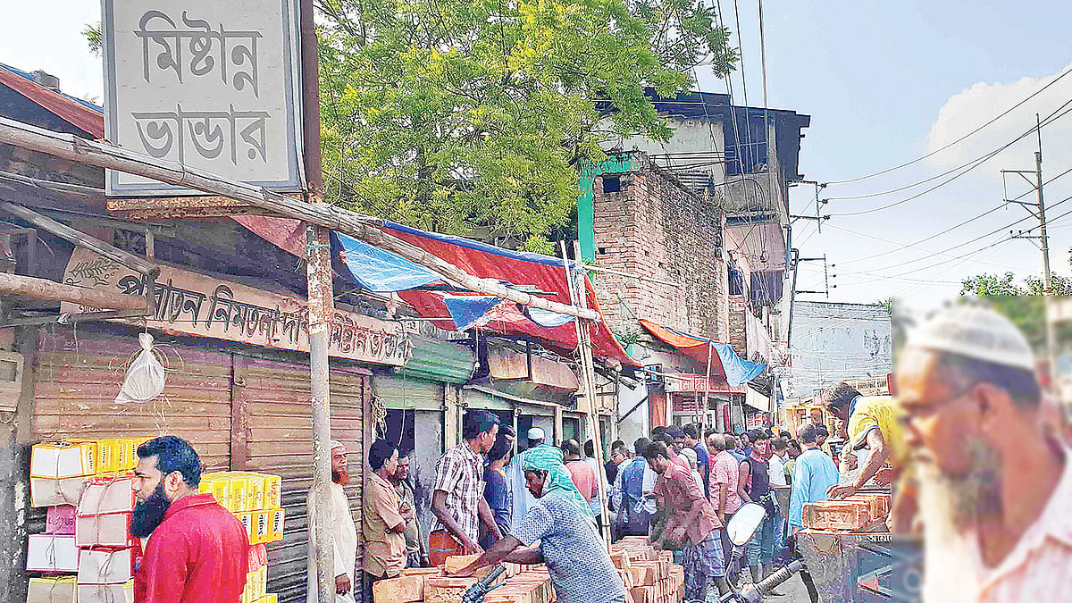 নাটোর শহরের প্রাণকেন্দ্রে অর্ধশত বছরের ঐতিহ্যবাহী নিমতলা দধি ও মিষ্টান্ন ভান্ডার বন্ধ করে দেওয়া হচ্ছে। গতকাল দুপুরে। ছবি: প্রথম আলো