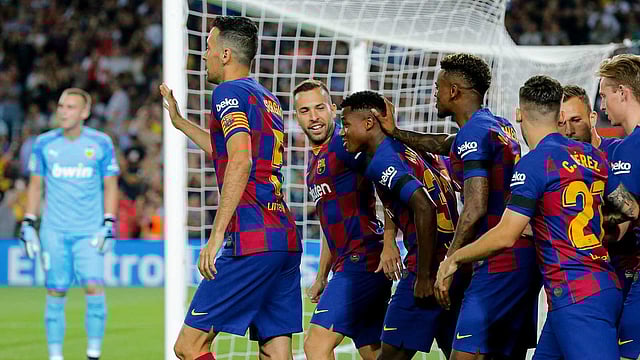 ফাতিকে ঘিরেই বার্সেলোনার খেলোয়াড়দের উদ্‌যাপন। ছবি: এএফপি
