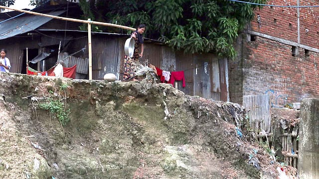 পারের বাসিন্দারা মুগনী ছড়ায় ফেলে আবর্জনা।