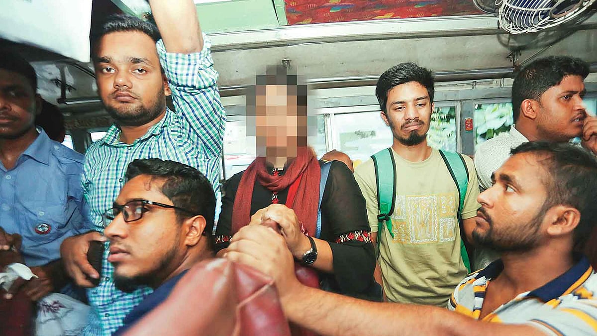 যাতায়াত করতে গিয়ে গণপরিবহনে ভোগান্তিতে পড়তে হয় নারীদের। আসন না পেয়ে গাদাগাদি করে দাঁড়িয়ে যাচ্ছেন এক নারী। গতকাল রাজধানীর ফার্মগেট এলাকায়। ছবি: প্রথম আলো