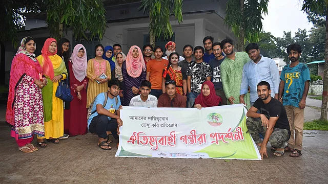 গত শুক্রবার বিকেল ৫টায় দিনাজপুর বন্ধুসভা ডেঙ্গু প্রতিরোধে ও সচেতনতায় বিখ্যাত লোকসংগীত গম্ভীরার আয়োজন করে।