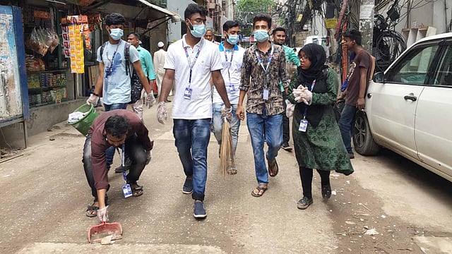 পরিষ্কার–পরিচ্ছন্ন ও ডেঙ্গুমুক্ত ক্যাম্পাস রাখতে ১৩ সেপ্টেম্বর ওয়ার্ল্ড ইউনিভার্সিটি ধানমন্ডি ও পান্থপথ ক্যাম্পাসের ছাদ, আঙিনা ও আশপাশের রাস্তা পরিষ্কার করে ওয়ার্ল্ড ইউনিভার্সিটি বন্ধুসভার বন্ধুরা।