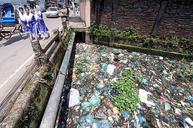 নগরের নবাবরোড এলাকার গাভিয়ারখাল নামে পরিচিত ছড়াটি আবর্জনায় ভরা। তার পাশ দিয়ে চলাচল করতে হয় শিক্ষার্থী ও এলাকাবাসীকে।