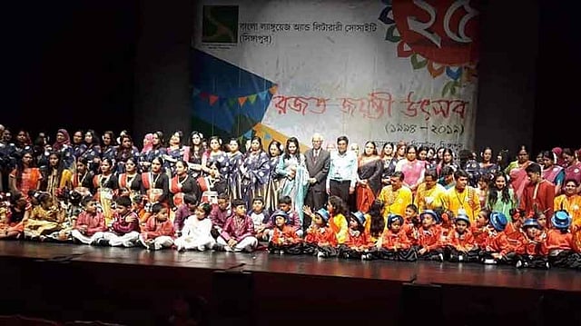 সাংস্কৃতিক অনুষ্ঠানে স্থানীয় শিল্পী ও স্কুলের শিক্ষার্থীদের পরিবেশনা উপস্থিত দর্শক-শ্রোতাদের মুগ্ধ করে