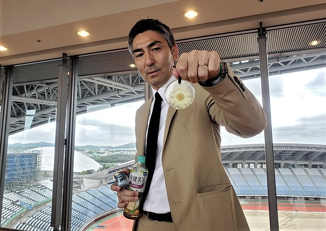 আইরির ফুল দিয়ে তৈরি পদক দেখাচ্ছেন রিফু টাউনের মেয়র ইয়ুতাকা কুমাগাই। ছবি: মনজুরুল হক