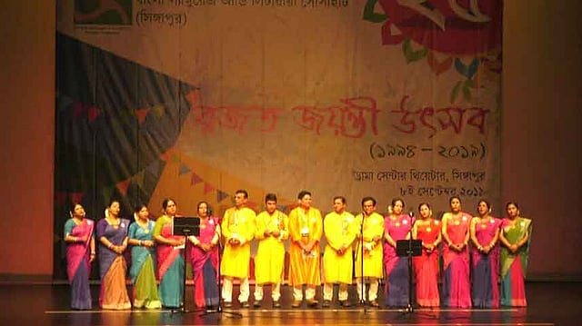 সাংস্কৃতিক অনুষ্ঠানে স্থানীয় শিল্পী ও স্কুলের শিক্ষার্থীদের পরিবেশনা উপস্থিত দর্শক-শ্রোতাদের মুগ্ধ করে